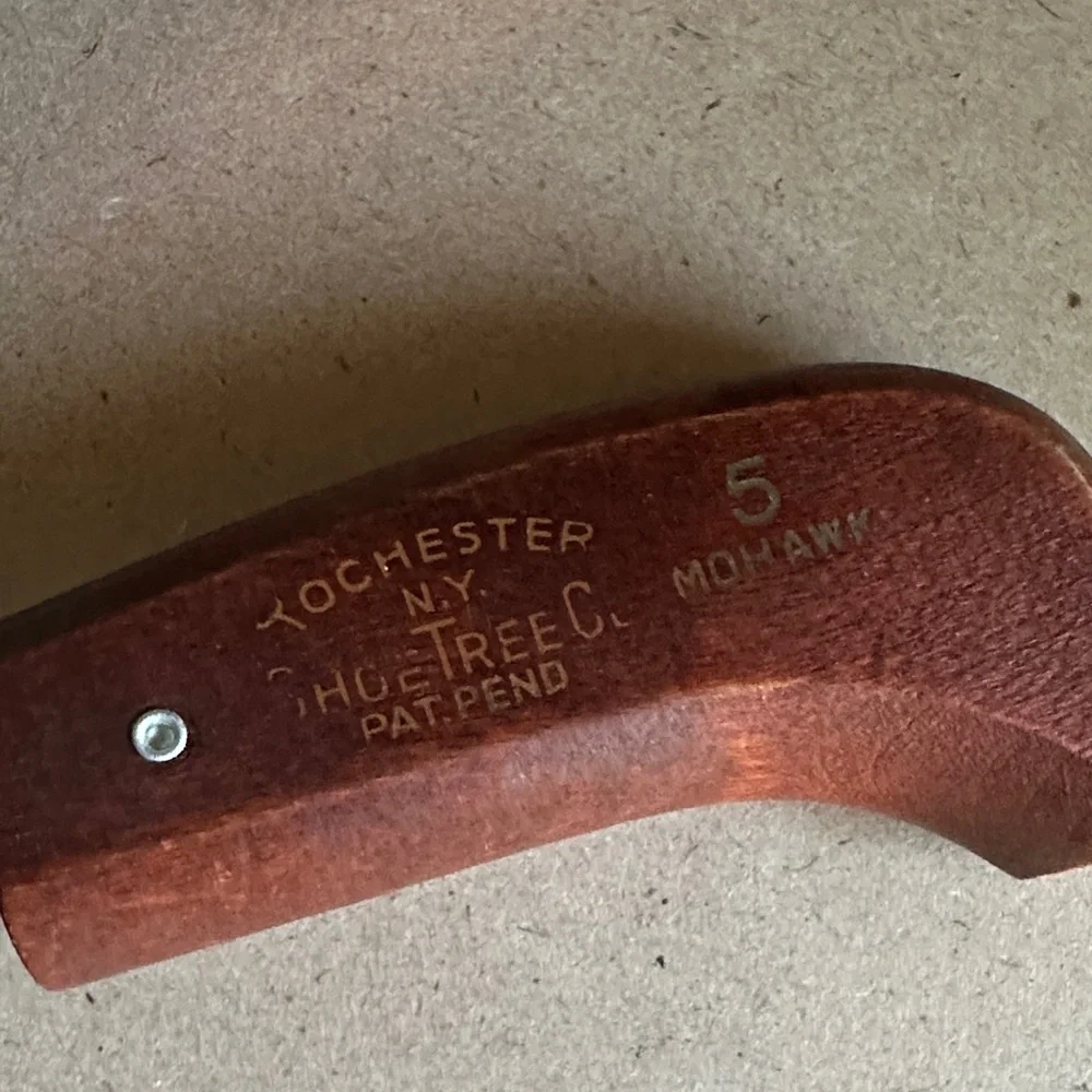 TOCHESTER Adjustable Men's Shoe Trees - Brown Wooden Finish - Picture 7 of 9